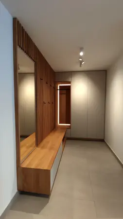 Moderner Flur mit Garderobe, Holzbank, Spiegel und Einbauschrank im Design