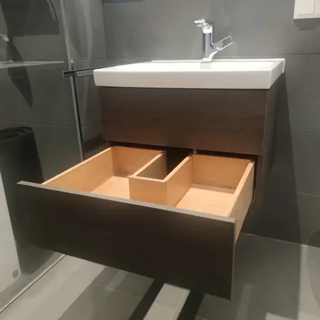 Waschbecken mit Unterschrank im Bad, Schublade offen mit Holzeinsatz