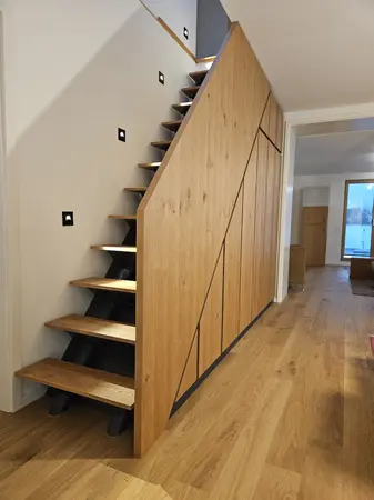 Moderne Holztreppe mit Stauraum-Schrank im Flur, Eichenoptik, LED-Wandlichter