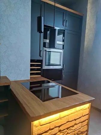 Moderne Küche mit Kochinsel, Induktionskochfeld und Einbauofen in Anthrazit